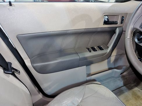 Used 2010 Ford Focus SEL image 29