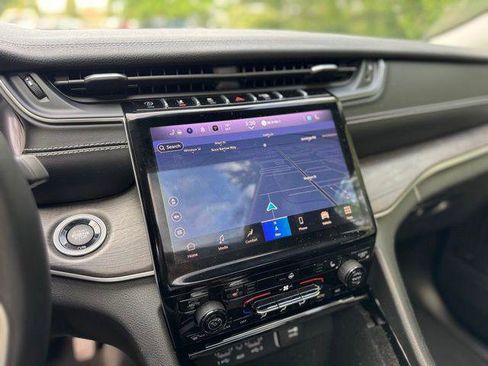 Certified 2022 Jeep Grand Cherokee Limited AWD/4WD image 16