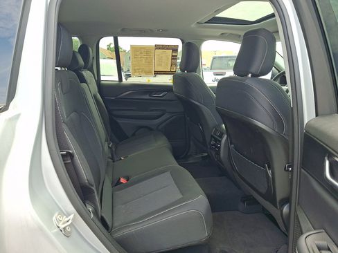 Used 2023 Jeep Grand Cherokee Laredo w/ Luxury Tech Group I AWD/4WD image 15