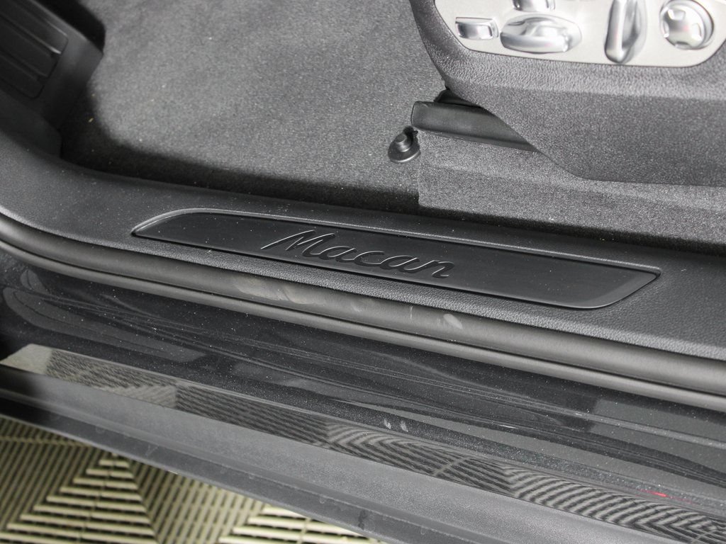 Certified 2026 Porsche Macan AWD/4WD image 17