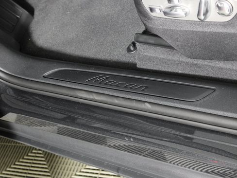 Certified 2026 Porsche Macan AWD/4WD image 17