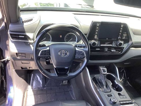 Used 2021 Toyota Highlander XSE AWD/4WD image 10