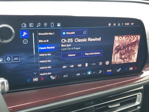 Used 2024 Chevrolet Traverse Z71 image 17