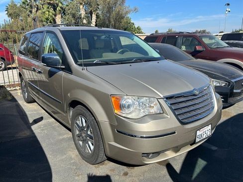 Used 2008 Chrysler Town & Country Limited w/ Entertainment Group #3 FWD image 12