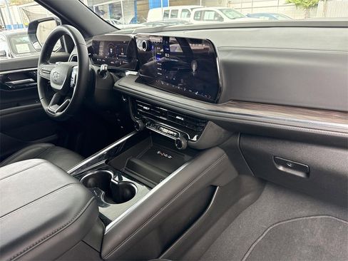 Used 2025 Chevrolet Suburban Z71 image 26