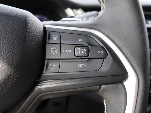 Used 2025 Jeep Grand Cherokee Altitude AWD/4WD image 28