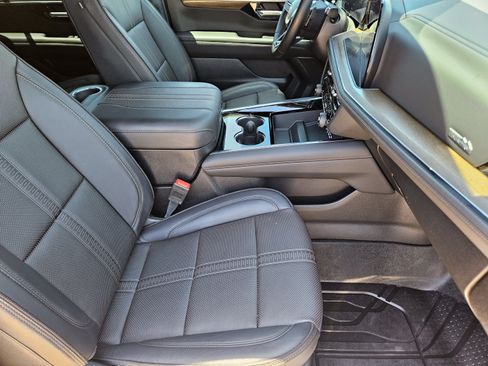 Used 2025 Chevrolet Tahoe High Country AWD/4WD image 6