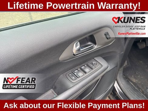 Used 2025 Chrysler Pacifica Select AWD/4WD image 14
