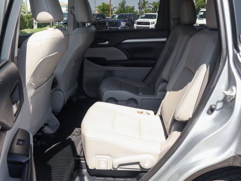 Used 2019 Toyota Highlander XLE image 37