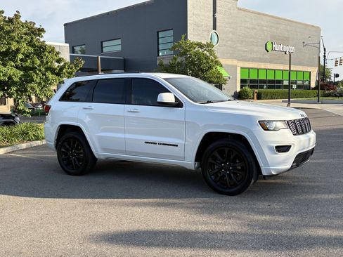 Used 2021 Jeep Grand Cherokee Laredo X AWD/4WD image 7