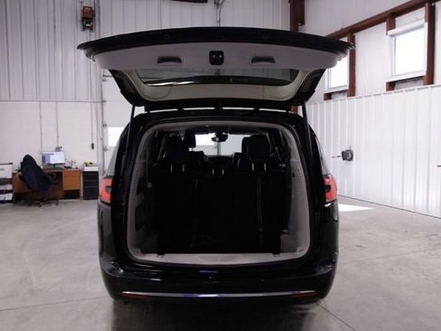 Used 2024 Chrysler Pacifica Touring-L image 22