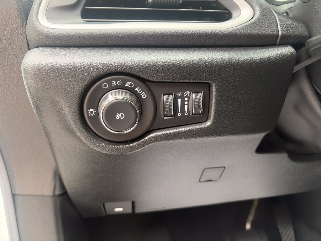 Used 2026 Chrysler Pacifica Select FWD image 31