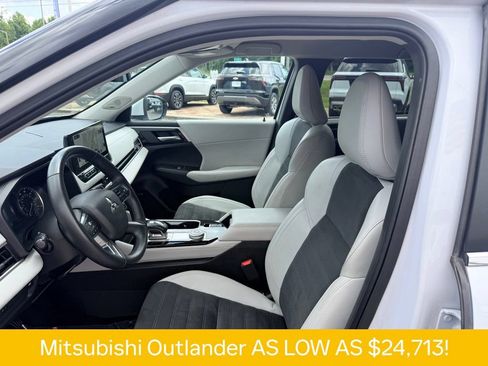 Used 2025 Mitsubishi Outlander SE AWD/4WD image 6