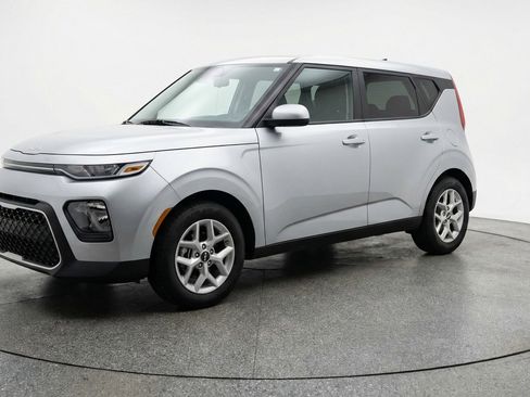 Used 2025 Kia Soul LX w/ LX Technology Package FWD image 3