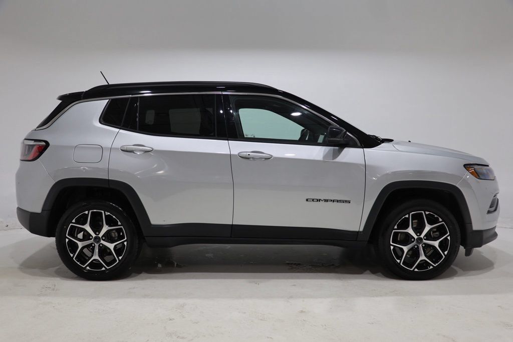 Used 2025 Jeep Compass Limited AWD/4WD image 9