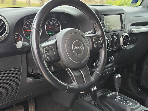 Used 2018 Jeep Wrangler Unlimited Sahara image 12