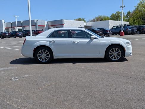 Used 2019 Chrysler 300 Touring AWD/4WD image 4