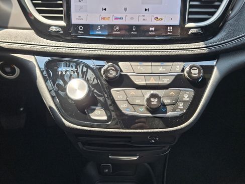 New 2026 Chrysler Pacifica Select image 11