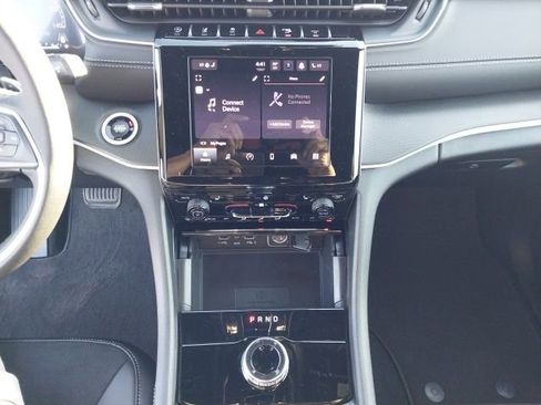 New 2025 Jeep Grand Cherokee Laredo image 12