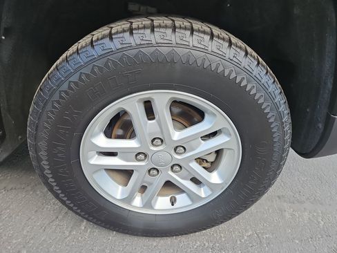 Used 2024 Jeep Grand Cherokee Laredo image 10