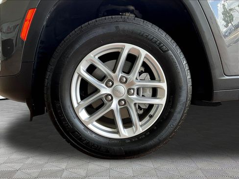 Used 2025 Jeep Grand Cherokee Laredo X AWD/4WD image 31