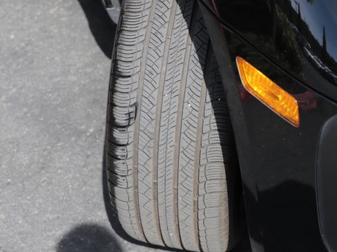 Used 2025 Porsche Macan AWD/4WD image 3
