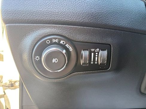 Used 2020 Jeep Compass Latitude w/ Popular Equipment Group FWD image 19