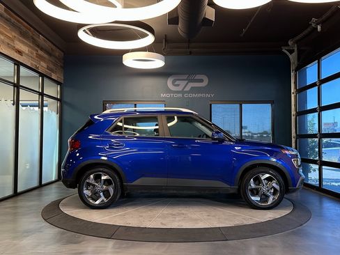 Used 2023 Hyundai Venue SEL w/ Cargo Package image 2