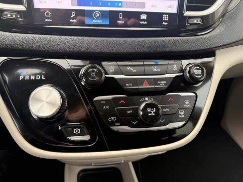Used 2024 Chrysler Pacifica Touring-L FWD image 19