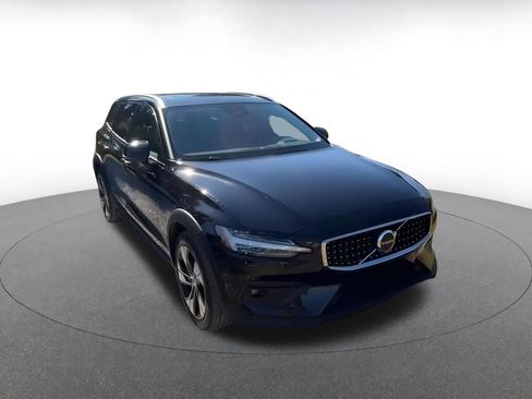 Used 2025 Volvo V60 B5 Cross Country Plus image 3