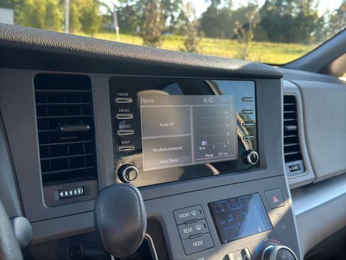 Used 2020 Toyota Sienna L image 21