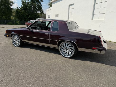 Used 1988 Oldsmobile Cutlass Supreme Classic RWD image 4