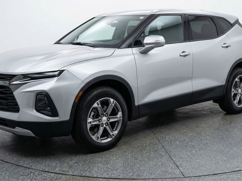 Used 2025 Chevrolet Blazer LT image 3