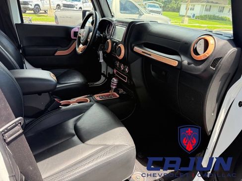 Used 2015 Jeep Wrangler Unlimited Rubicon w/ Connectivity Group AWD/4WD image 14
