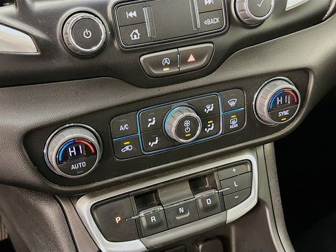 Used 2024 GMC Terrain SLT image 24