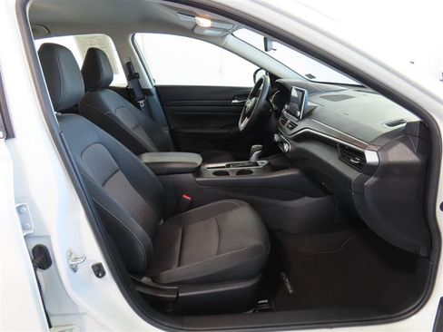 Used 2025 Nissan Altima 2.5 SV FWD image 34