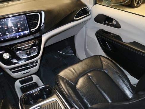 Used 2023 Chrysler Pacifica Touring-L image 19