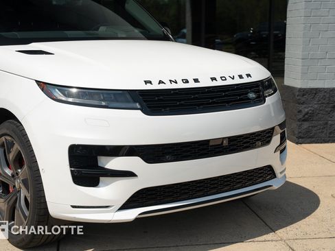 Used 2024 Land Rover Range Rover Sport Dynamic SE AWD/4WD image 3
