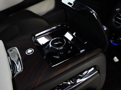 Used 2023 Rolls-Royce Cullinan w/ Cullinan Package image 40