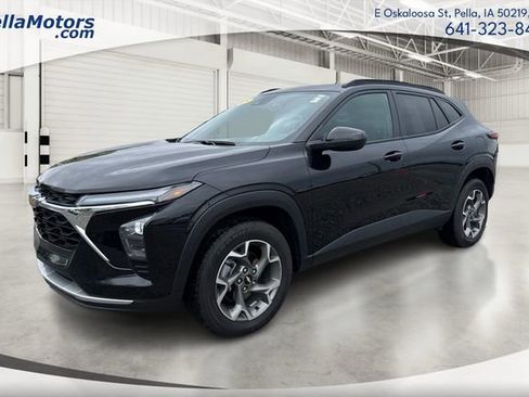 Used 2025 Chevrolet Trax LT FWD image 8