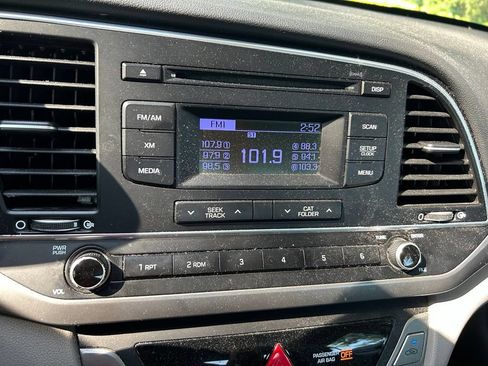 Used 2017 Hyundai Elantra SE FWD image 23