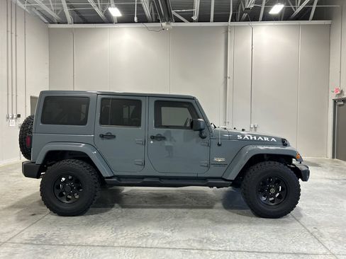 Used 2014 Jeep Wrangler Unlimited Sahara w/ Connectivity Group AWD/4WD image 5