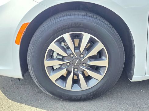 Used 2023 Chrysler Pacifica Touring-L FWD image 8