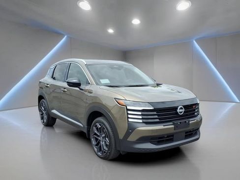 Used 2026 Nissan Kicks SR w/ SR Premium Package FWD image 1