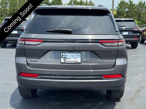 Used 2024 Jeep Grand Cherokee Altitude AWD/4WD image 5