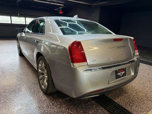 Used 2018 Chrysler 300 Limited RWD image 5