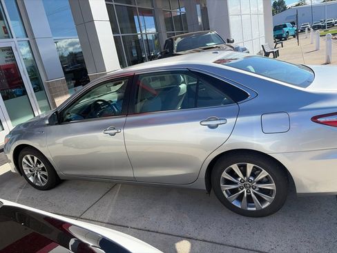 Certified 2017 Toyota Camry XLE FWD image 9
