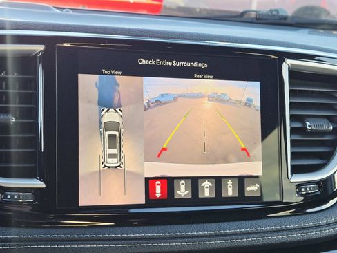Used 2024 Chrysler Pacifica Limited image 31