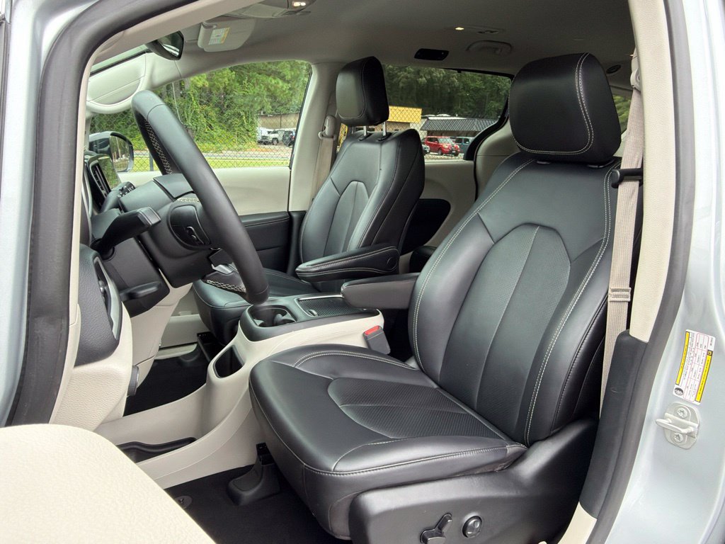 Used 2024 Chrysler Pacifica Touring-L FWD image 18