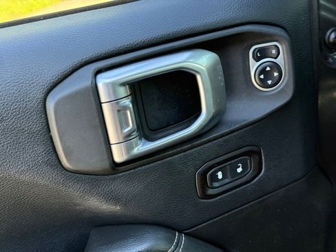 Used 2019 Jeep Wrangler Unlimited Sahara AWD/4WD image 21